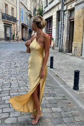 Slaia – Goldfarbenes Maxikleid aus Satin mit offenem Rücken und Schlitz